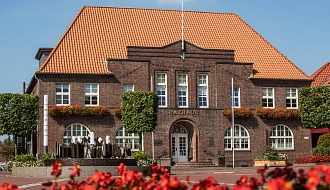 Rathaus mit roten Blumen
