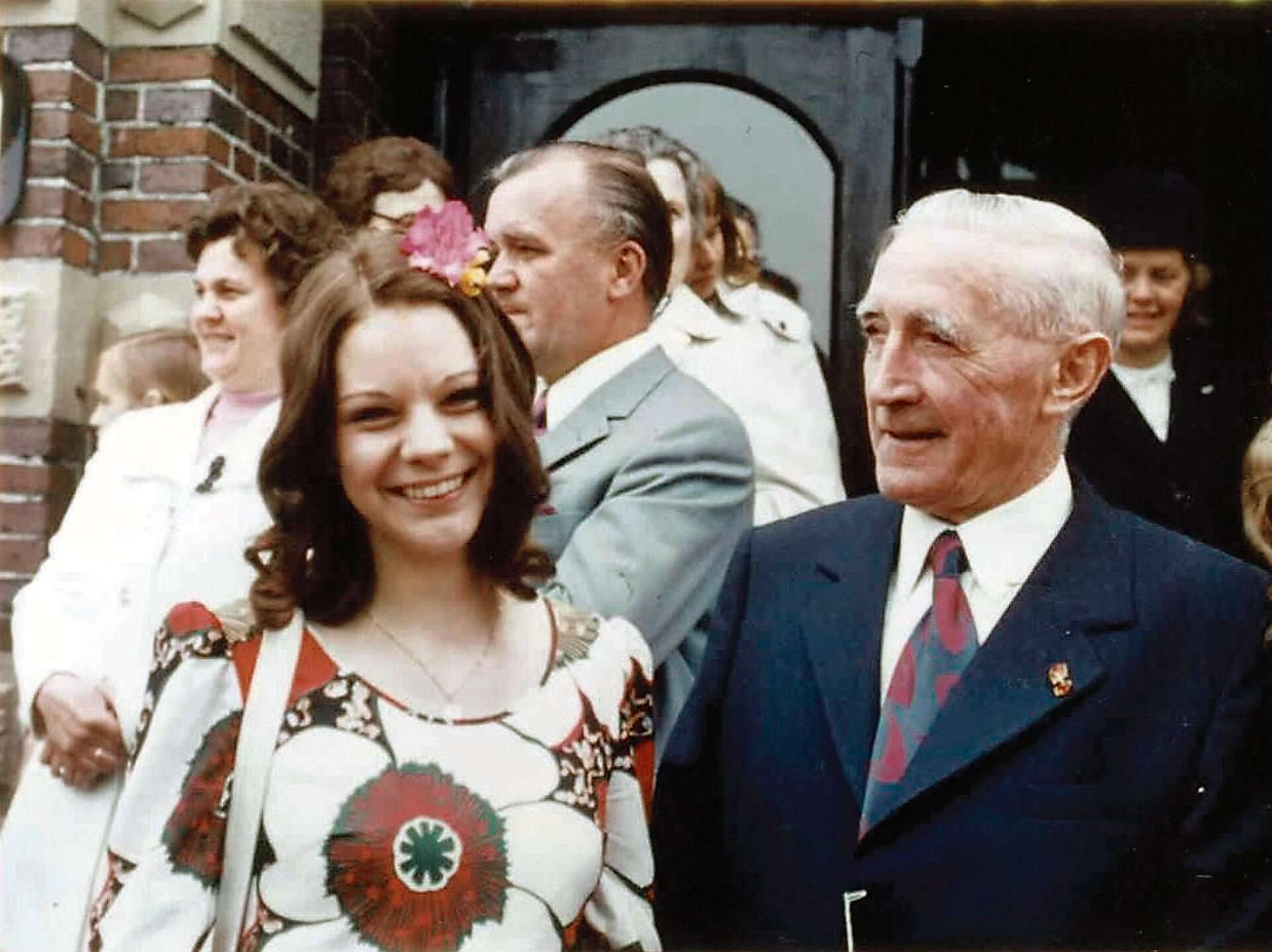 1972-die-erste-rhodokoenigin-rita-reimann-mit-dem-damaligen-buergermeister-albert-post-an-ihrer-seit.jpg