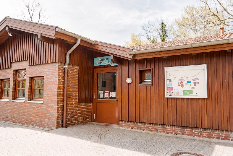 2026-06_Jugendzentrum_Eingang_Infokasten.png 2026-06_Jugendzentrum_Eingang_Infokasten.png © WerbeWeltWeerts