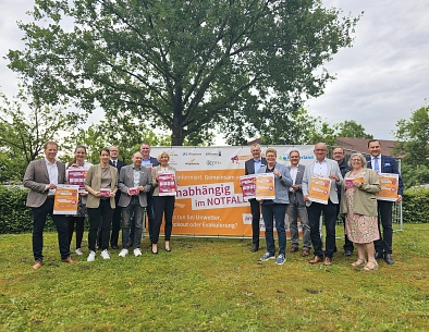 2026-06_Kampagnenstart_Unabhängig_im_Notfall.png Gruppe von Personen vor Banner mit Aufschrift "unabhängig.im NOTFALL". © Landkreis Ammerland