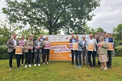 2026-06_Kampagnenstart_Unabhängig_im_Notfall.png Gruppe von Personen vor Banner mit Aufschrift "unabhängig.im NOTFALL".