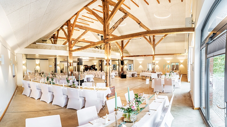 221022-06_LeffersPhoto_Fotostudio-Scheiwe.jpg Feiern im Jaspershof © Vanessa Leffers Photographie
