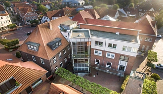 Ansicht des Rathauses mit Alt- und Neubau
