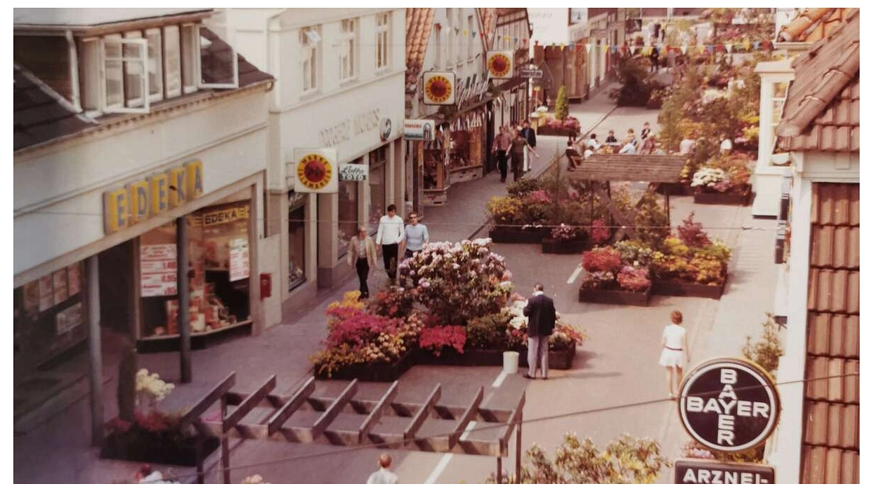 blick-zurueck-ins-jahr-1972-blumenschmuck-in-den-strassen-.jpg