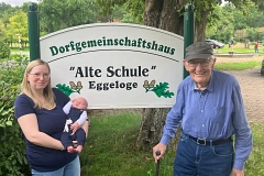 der-juengste-und-der-aelteste-eggeloger-der-fuenf-wochen-alte-enno-mit-seiner-mutter-kea-wemken-und-.png
