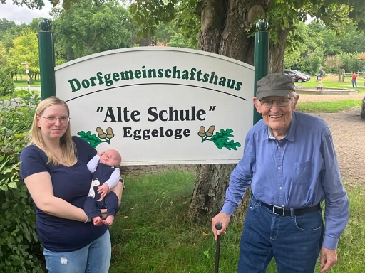 der-juengste-und-der-aelteste-eggeloger-der-fuenf-wochen-alte-enno-mit-seiner-mutter-kea-wemken-und-.png der-juengste-und-der-aelteste-eggeloger-der-fuenf-wochen-alte-enno-mit-seiner-mutter-kea-wemken-und-.png © Nordwest-Zeitung