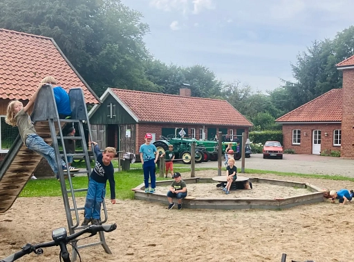 der-spielplatz-vor-dem-dorfgemeinschaftshaus-bild-tonner.png der-spielplatz-vor-dem-dorfgemeinschaftshaus-bild-tonner.png © Nordwest-Zeitung