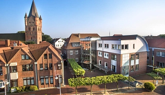 Ansicht des Rathauses vom Parkplatz