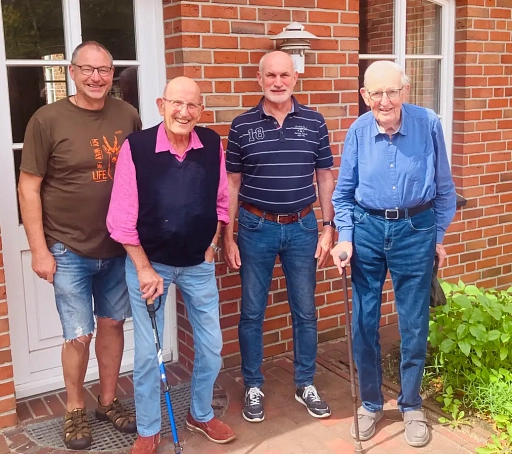 heiko-willms-hans-acquistapace-uwe-hoestje-und-erich-siefken-v-l-willms-ist-vorsitzender-des-ortsbue.png heiko-willms-hans-acquistapace-uwe-hoestje-und-erich-siefken-v-l-willms-ist-vorsitzender-des-ortsbue.png © Nordwest-Zeitung