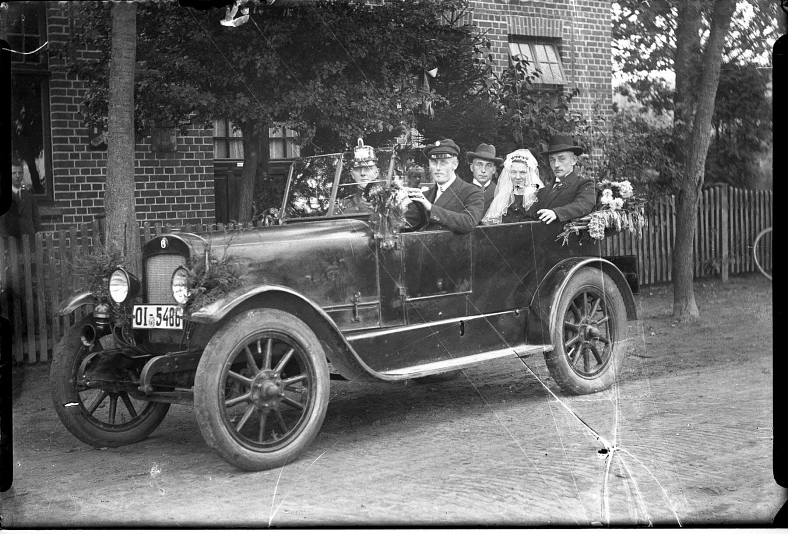 Hochzeitspaar_Auto_1934.jpg Hochzeitspaar_Auto_1934.jpg © Stadt Westerstede