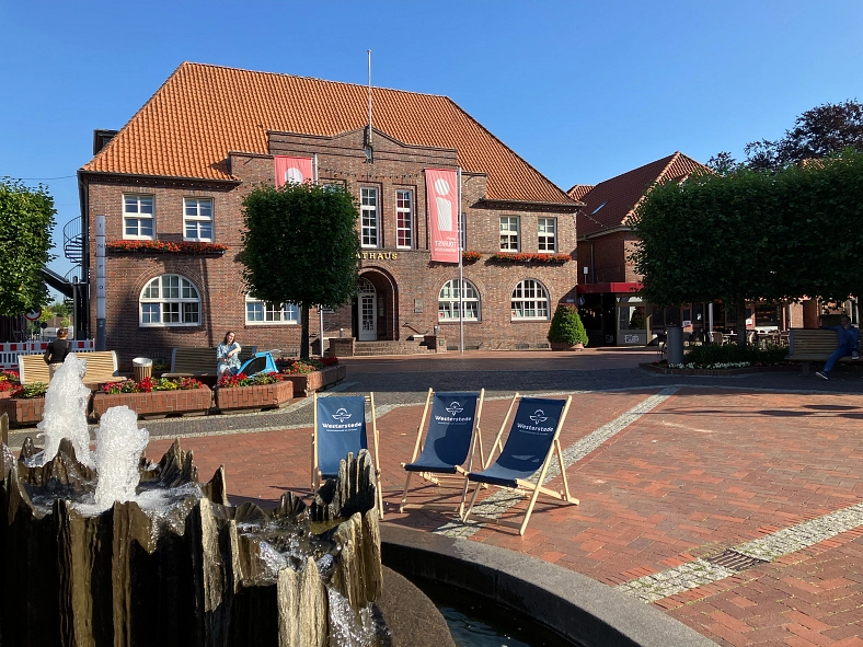 Liegestühle vor dem Rathaus&nbsp;&copy;&nbsp;Stadt Westerstede