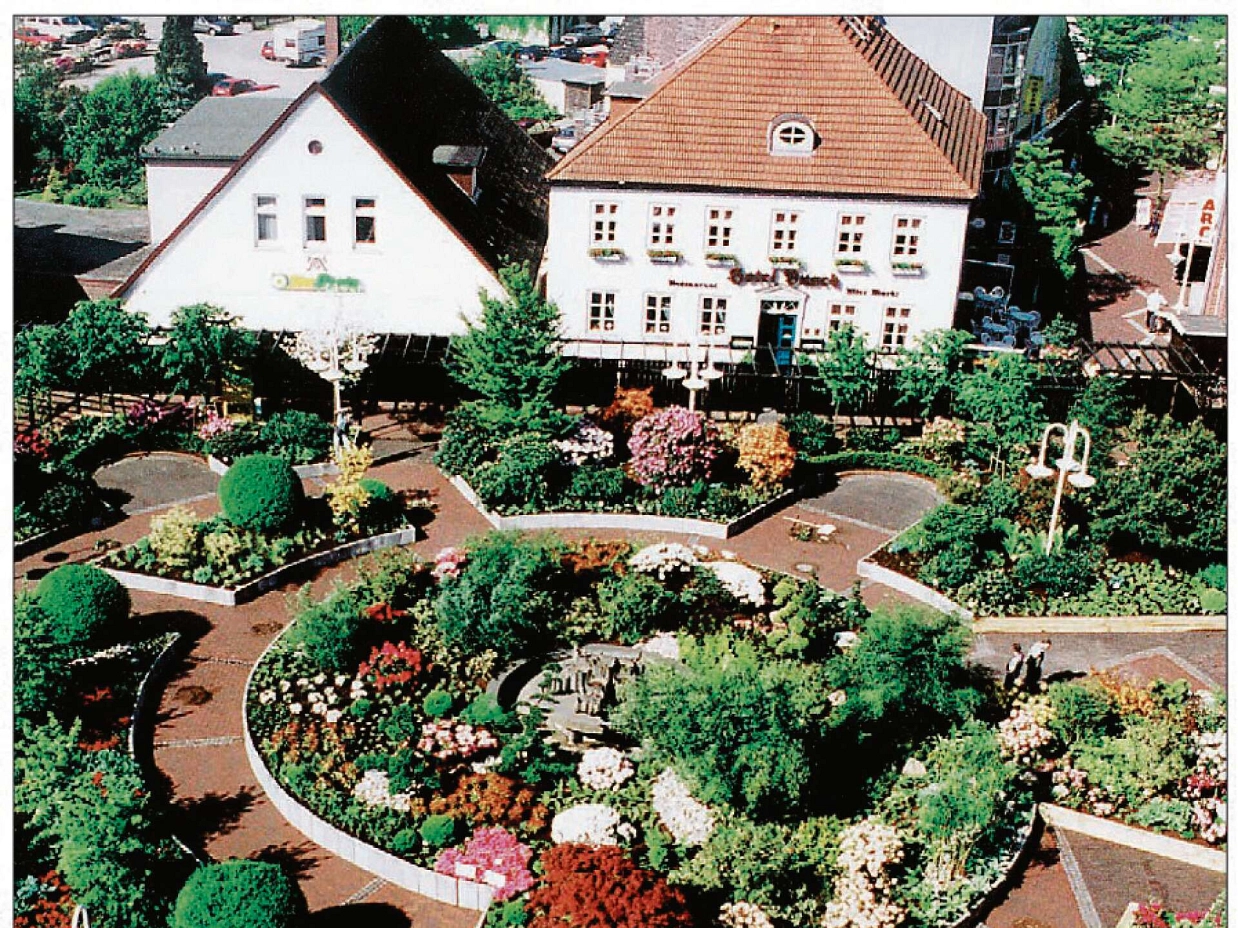 rhodo-2002-schneckenfoermig-angelegte-beete-auf-dem-alten-markt-.jpg