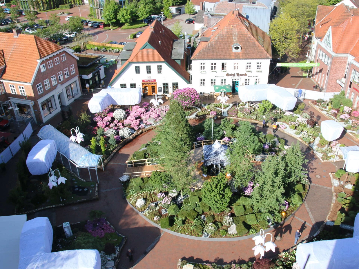 rhodo-2014-viel-gruen-im-zentrum-und-eingehuellte-baeume-.jpg